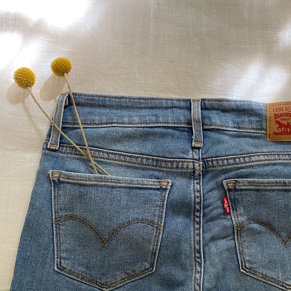 Cropped Levi’s Straight Leg Jeans with a Raw Hem - Picture 3 of 4